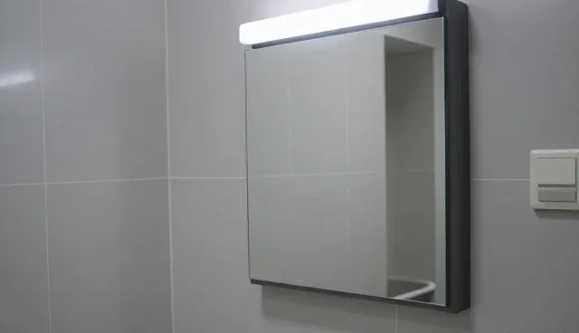 浴室镜柜使用与维护的常见问题解析